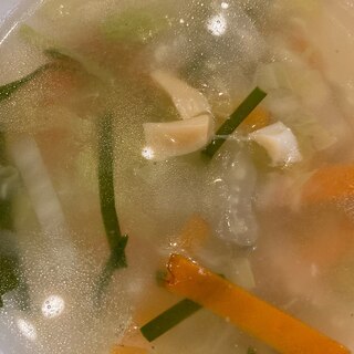 白菜とにらと人参と干貝柱のスープ